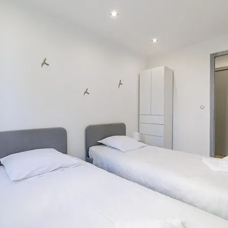 Pdf Rdc - 2 Bdr With Terrace - Quiet And Close To Beaches Menton